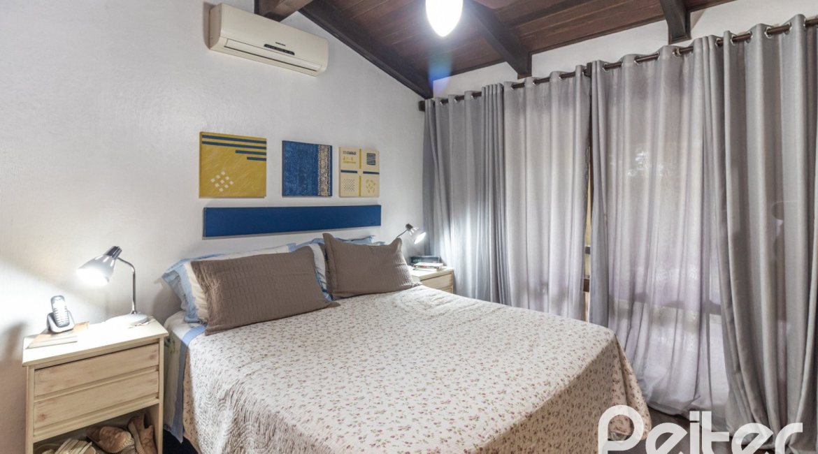 Casa à venda com 192m², 4 dormitórios, 1 suíte, 4 vagas, no bairro Ipanema em Porto Alegre