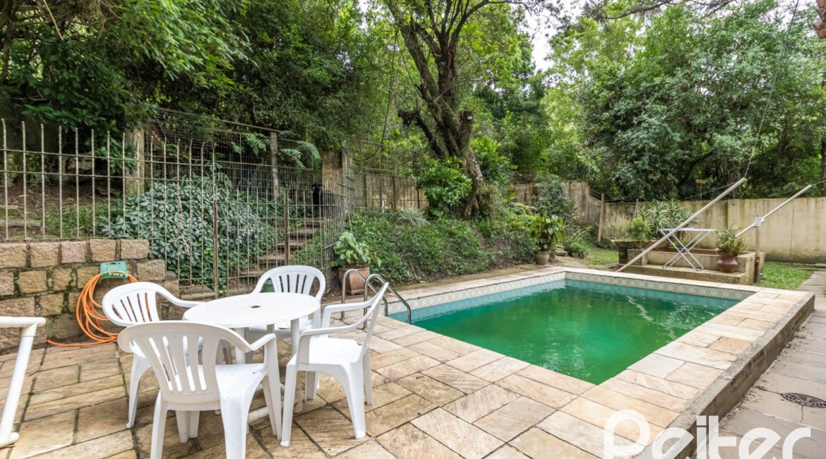 Casa à venda com 192m², 4 dormitórios, 1 suíte, 4 vagas, no bairro Ipanema em Porto Alegre