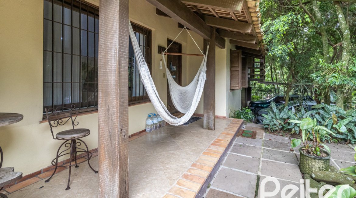 Casa à venda com 192m², 4 dormitórios, 1 suíte, 4 vagas, no bairro Ipanema em Porto Alegre