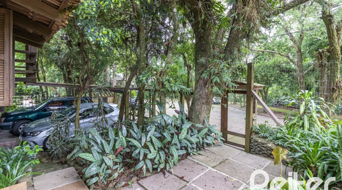 Casa à venda com 192m², 4 dormitórios, 1 suíte, 4 vagas, no bairro Ipanema em Porto Alegre