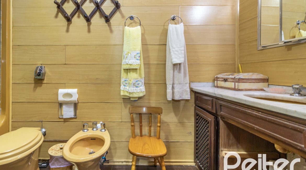 Casa à venda com 192m², 4 dormitórios, 1 suíte, 4 vagas, no bairro Ipanema em Porto Alegre