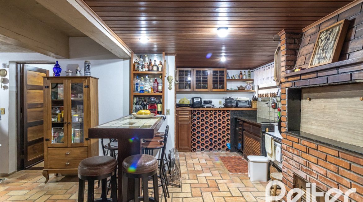 Casa à venda com 192m², 4 dormitórios, 1 suíte, 4 vagas, no bairro Ipanema em Porto Alegre