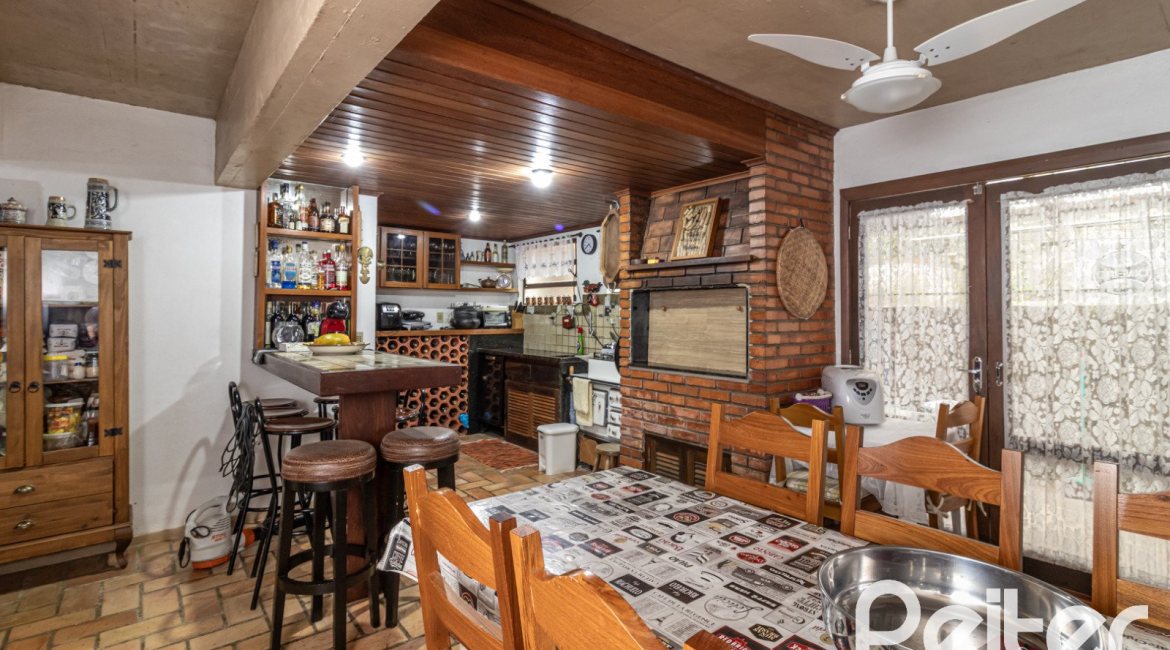 Casa à venda com 192m², 4 dormitórios, 1 suíte, 4 vagas, no bairro Ipanema em Porto Alegre