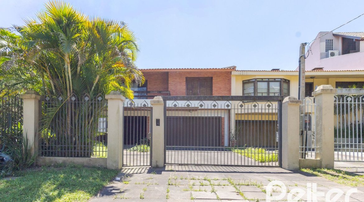 Casa à venda com 459m², 4 dormitórios, 2 suítes, 4 vagas, no bairro Cristal em Porto Alegre