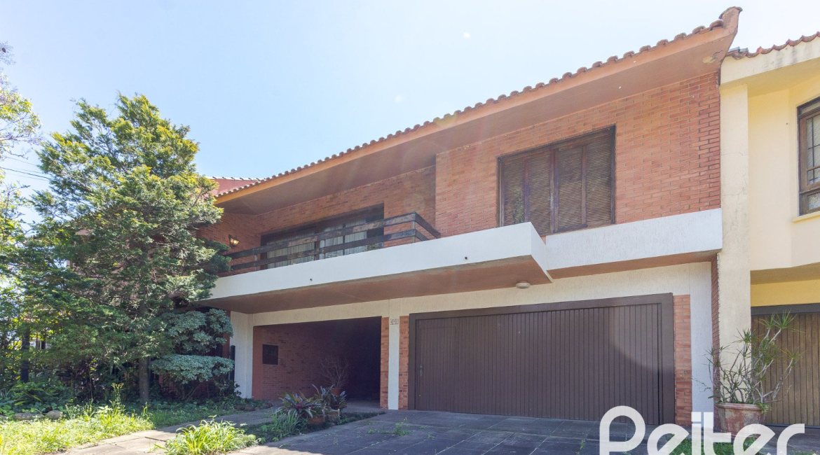 Casa à venda com 459m², 4 dormitórios, 2 suítes, 4 vagas, no bairro Cristal em Porto Alegre