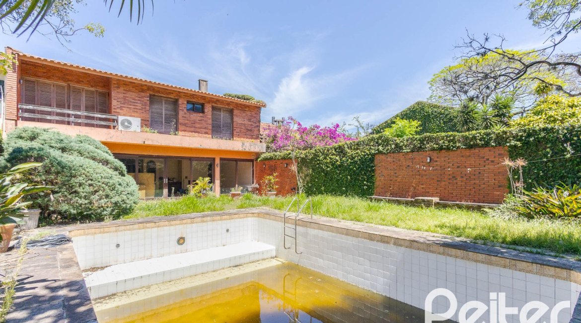 Casa à venda com 459m², 4 dormitórios, 2 suítes, 4 vagas, no bairro Cristal em Porto Alegre