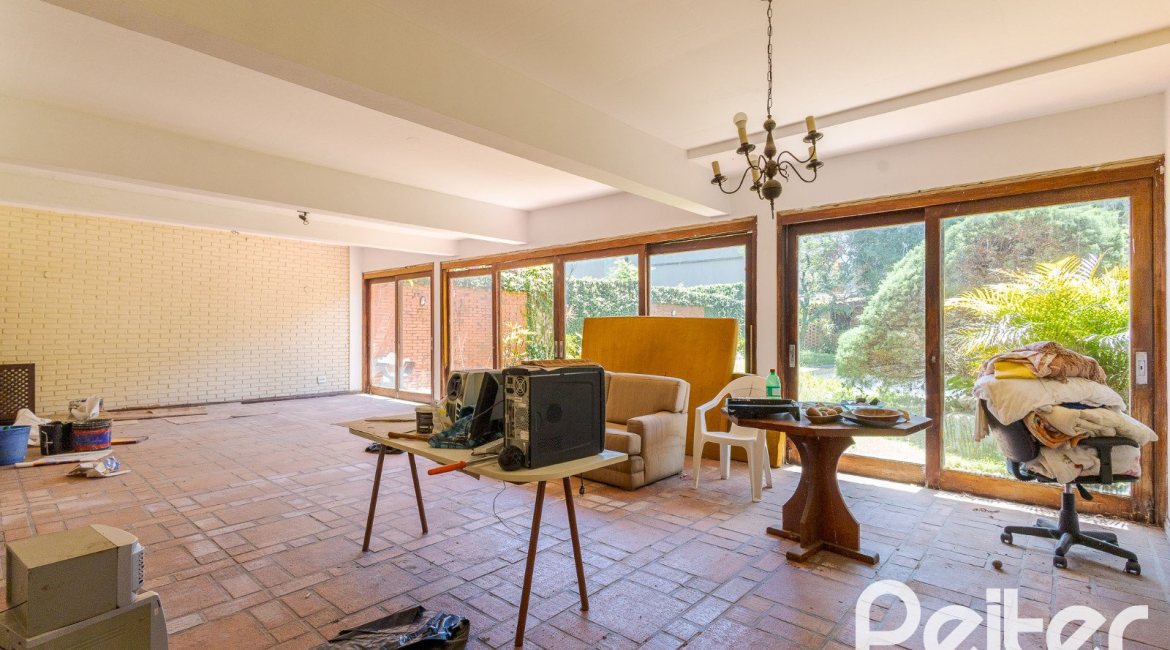 Casa à venda com 459m², 4 dormitórios, 2 suítes, 4 vagas, no bairro Cristal em Porto Alegre