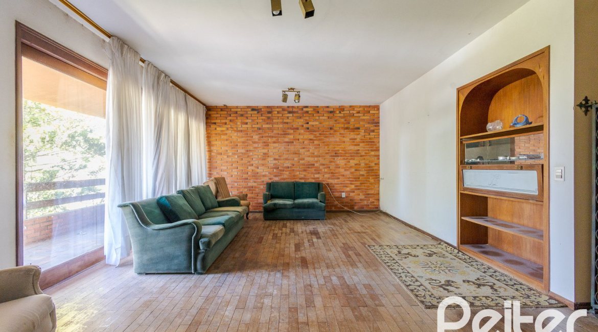 Casa à venda com 459m², 4 dormitórios, 2 suítes, 4 vagas, no bairro Cristal em Porto Alegre