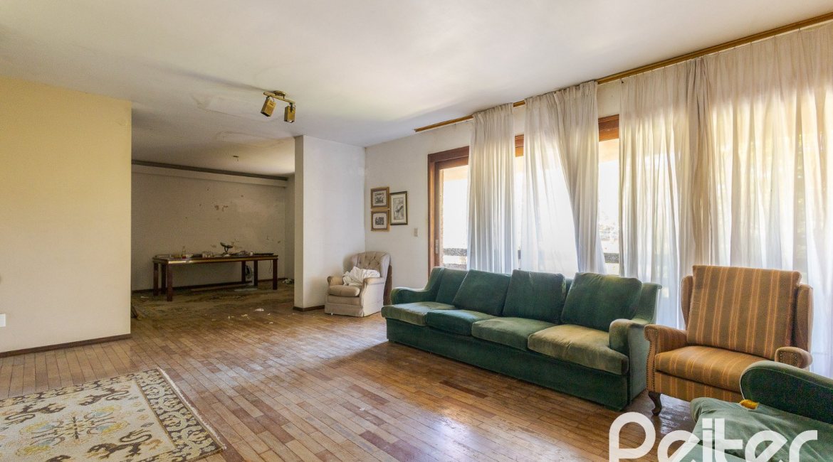 Casa à venda com 459m², 4 dormitórios, 2 suítes, 4 vagas, no bairro Cristal em Porto Alegre