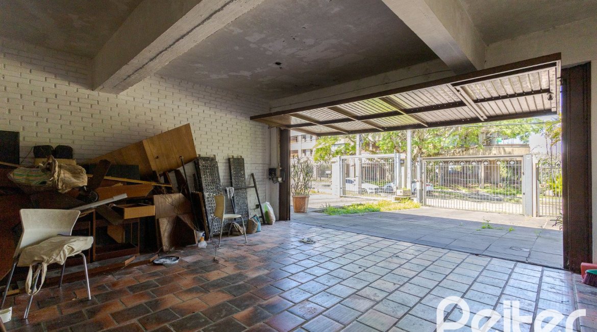 Casa à venda com 459m², 4 dormitórios, 2 suítes, 4 vagas, no bairro Cristal em Porto Alegre