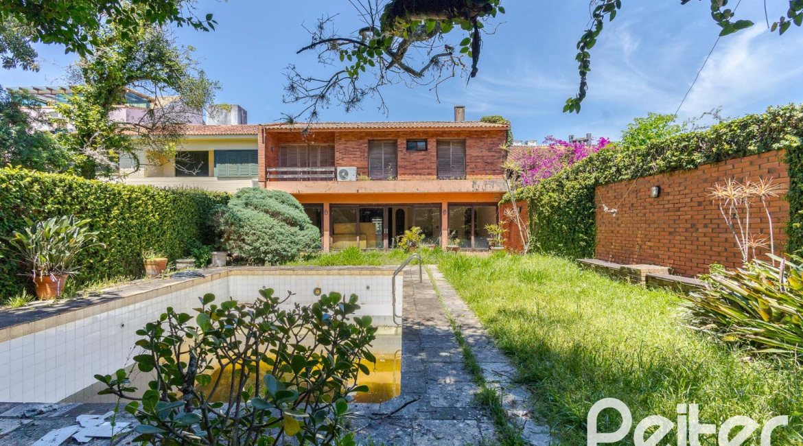 Casa à venda com 459m², 4 dormitórios, 2 suítes, 4 vagas, no bairro Cristal em Porto Alegre