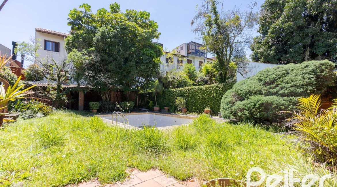 Casa à venda com 459m², 4 dormitórios, 2 suítes, 4 vagas, no bairro Cristal em Porto Alegre