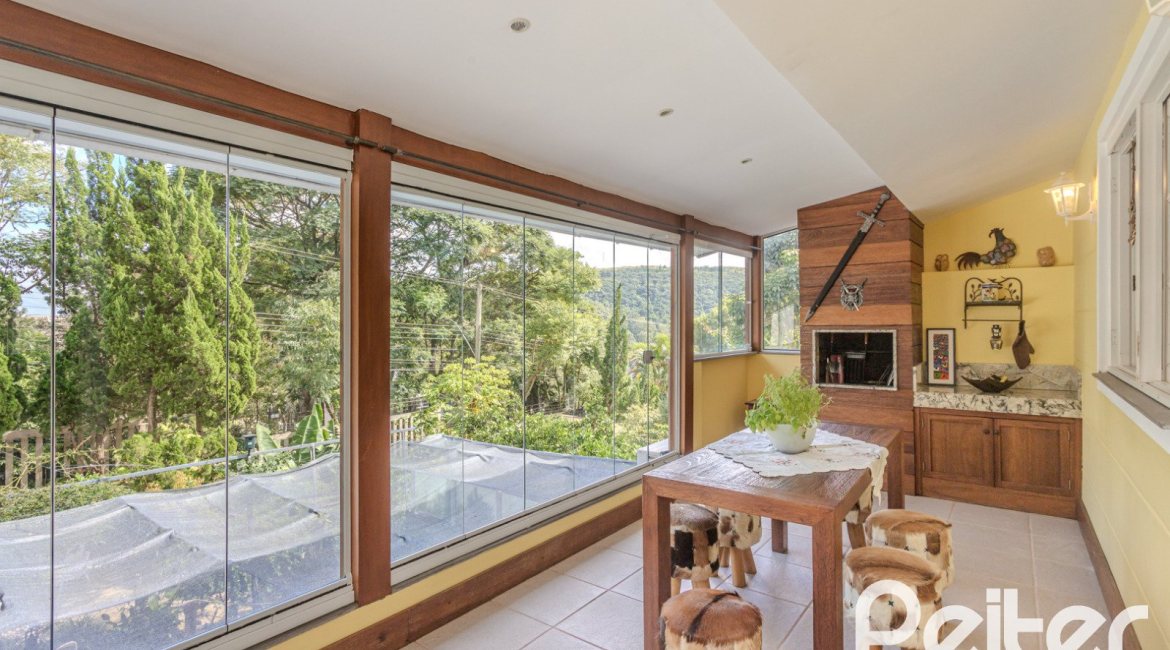 Casa em Condomínio à venda com 259m², 3 dormitórios, 1 suíte, 3 vagas, no bairro Vila Nova em Porto Alegre