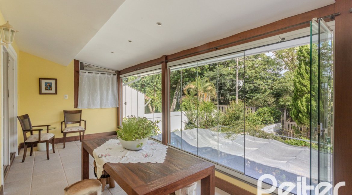 Casa em Condomínio à venda com 259m², 3 dormitórios, 1 suíte, 3 vagas, no bairro Vila Nova em Porto Alegre