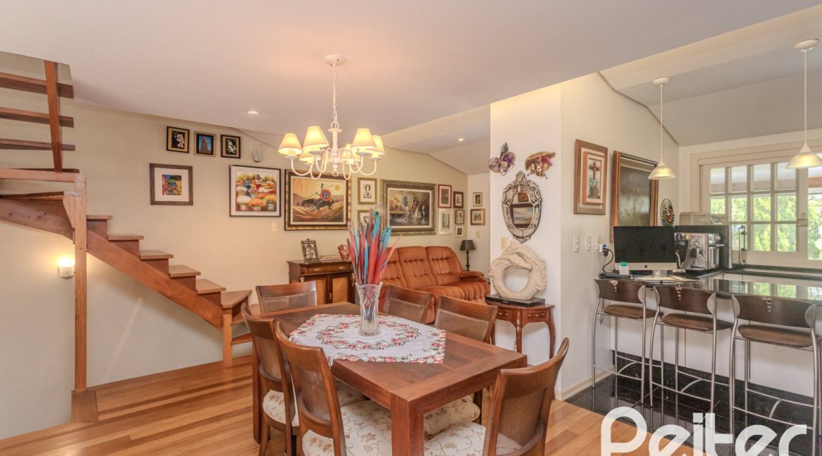 Casa em Condomínio à venda com 259m², 3 dormitórios, 1 suíte, 3 vagas, no bairro Vila Nova em Porto Alegre