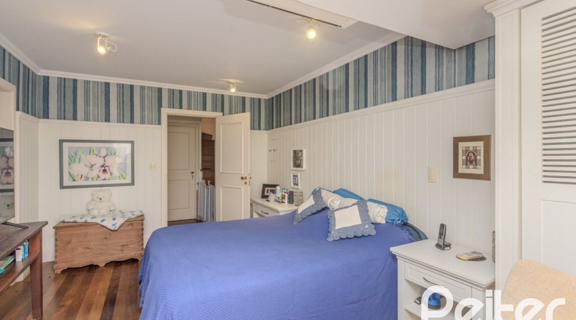 Casa em Condomínio à venda com 259m², 3 dormitórios, 1 suíte, 3 vagas, no bairro Vila Nova em Porto Alegre