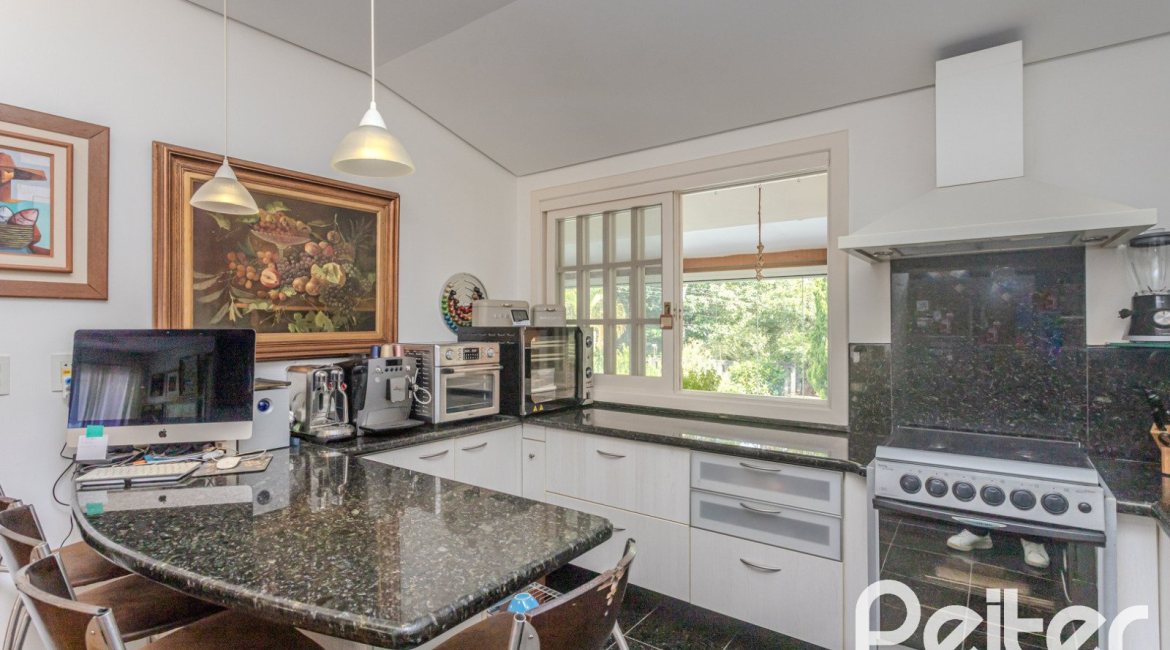 Casa em Condomínio à venda com 259m², 3 dormitórios, 1 suíte, 3 vagas, no bairro Vila Nova em Porto Alegre