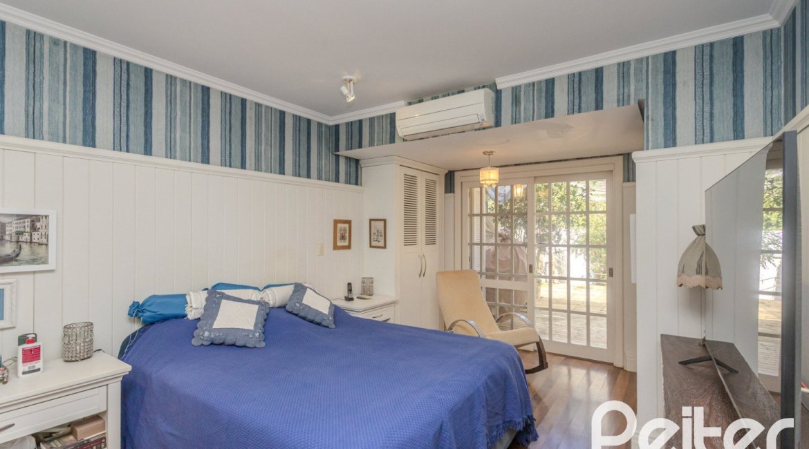 Casa em Condomínio à venda com 259m², 3 dormitórios, 1 suíte, 3 vagas, no bairro Vila Nova em Porto Alegre