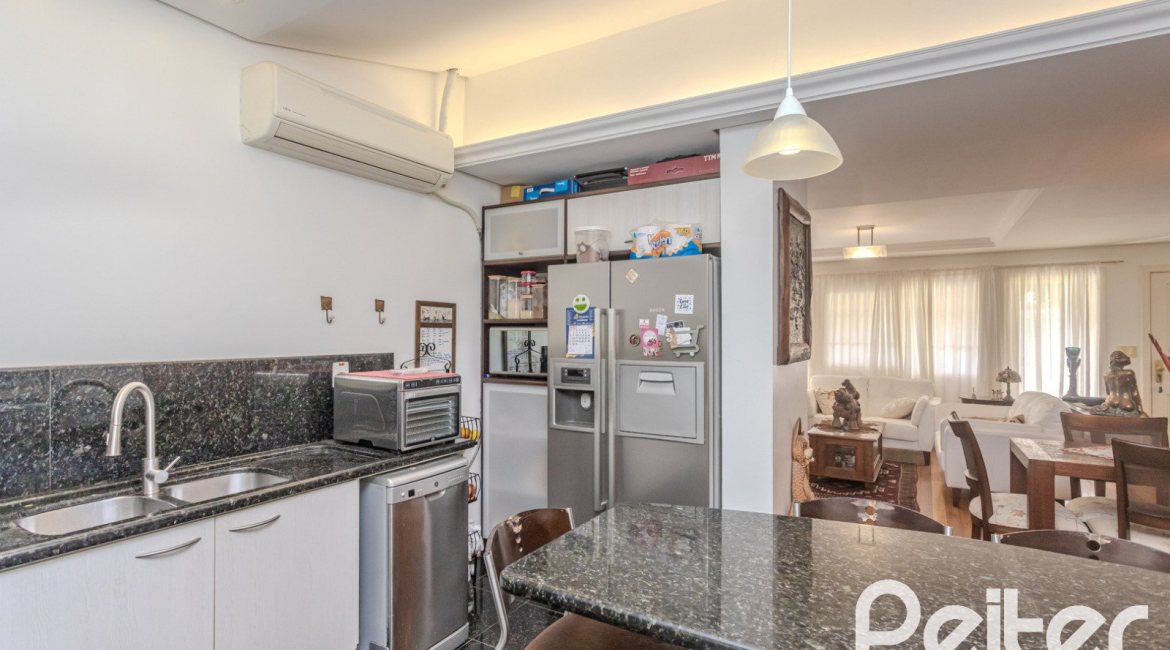 Casa em Condomínio à venda com 259m², 3 dormitórios, 1 suíte, 3 vagas, no bairro Vila Nova em Porto Alegre