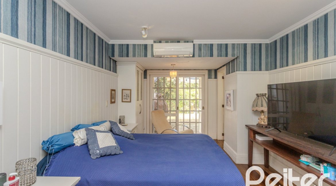 Casa em Condomínio à venda com 259m², 3 dormitórios, 1 suíte, 3 vagas, no bairro Vila Nova em Porto Alegre