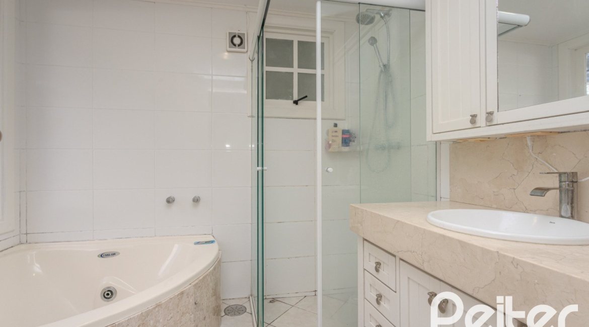 Casa em Condomínio à venda com 259m², 3 dormitórios, 1 suíte, 3 vagas, no bairro Vila Nova em Porto Alegre