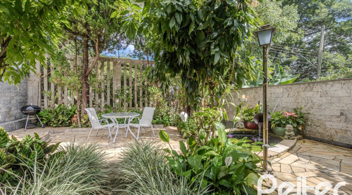 Casa em Condomínio à venda com 259m², 3 dormitórios, 1 suíte, 3 vagas, no bairro Vila Nova em Porto Alegre