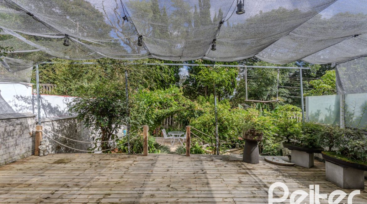 Casa em Condomínio à venda com 259m², 3 dormitórios, 1 suíte, 3 vagas, no bairro Vila Nova em Porto Alegre