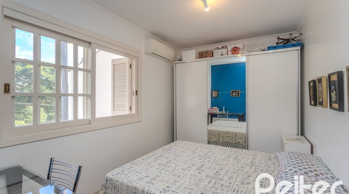 Casa em Condomínio à venda com 259m², 3 dormitórios, 1 suíte, 3 vagas, no bairro Vila Nova em Porto Alegre