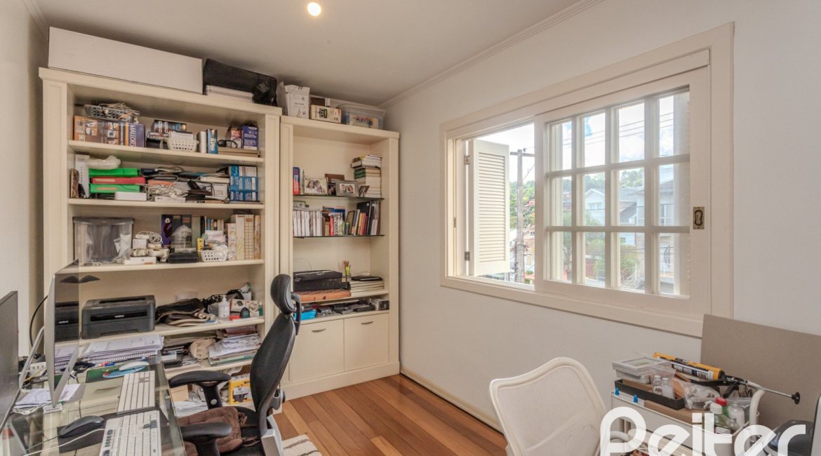 Casa em Condomínio à venda com 259m², 3 dormitórios, 1 suíte, 3 vagas, no bairro Vila Nova em Porto Alegre