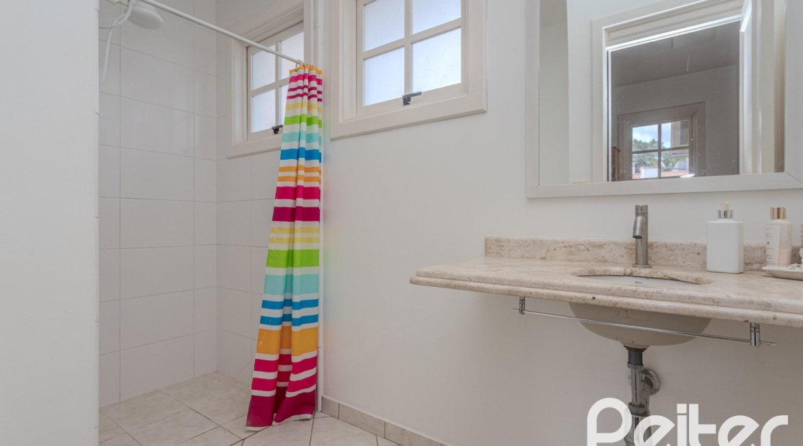 Casa em Condomínio à venda com 259m², 3 dormitórios, 1 suíte, 3 vagas, no bairro Vila Nova em Porto Alegre