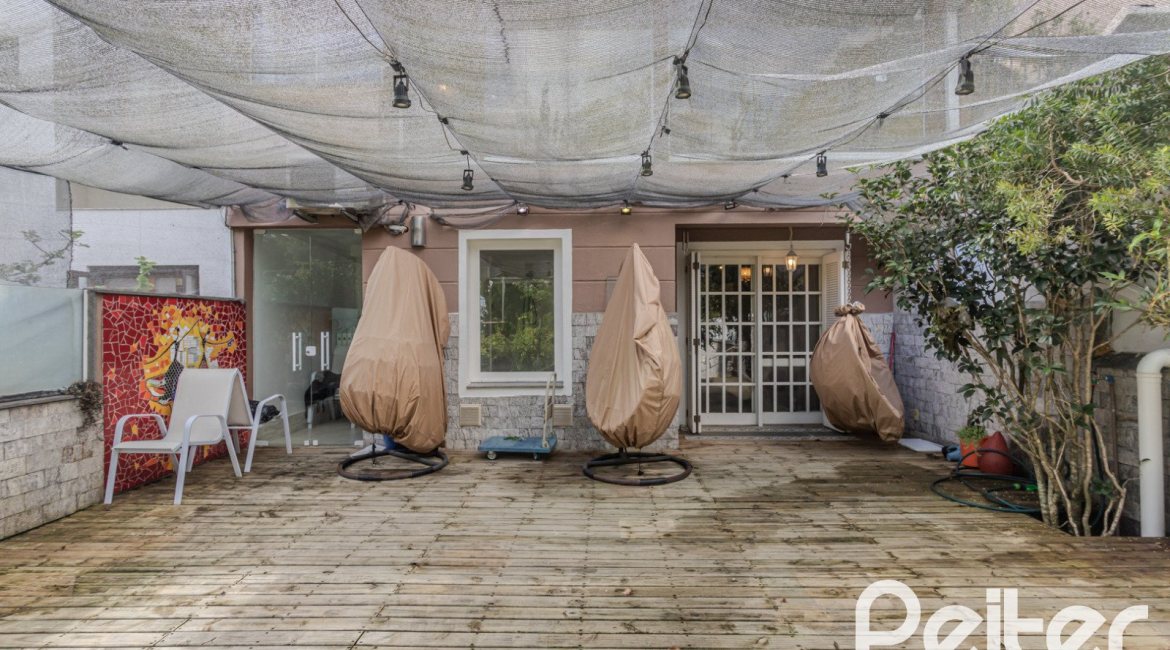 Casa em Condomínio à venda com 259m², 3 dormitórios, 1 suíte, 3 vagas, no bairro Vila Nova em Porto Alegre