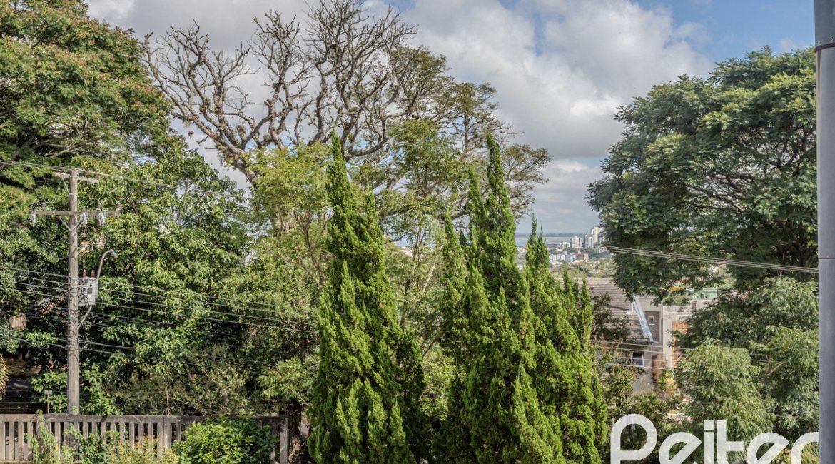 Casa em Condomínio à venda com 259m², 3 dormitórios, 1 suíte, 3 vagas, no bairro Vila Nova em Porto Alegre