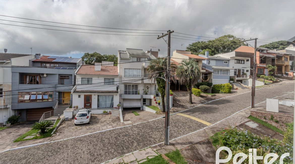 Casa em Condomínio à venda com 259m², 3 dormitórios, 1 suíte, 3 vagas, no bairro Vila Nova em Porto Alegre