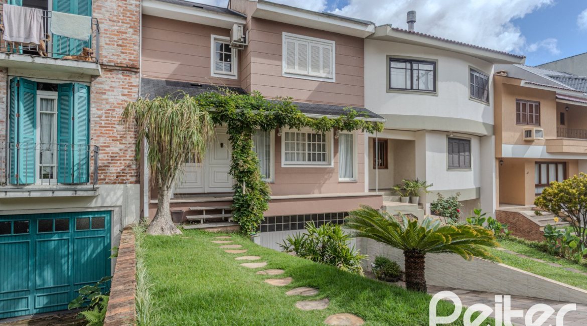 Casa em Condomínio à venda com 259m², 3 dormitórios, 1 suíte, 3 vagas, no bairro Vila Nova em Porto Alegre