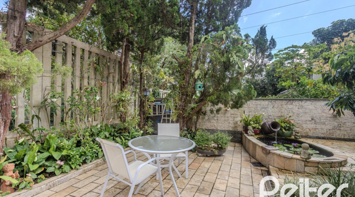 Casa em Condomínio à venda com 259m², 3 dormitórios, 1 suíte, 3 vagas, no bairro Vila Nova em Porto Alegre