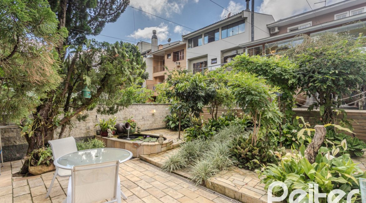 Casa em Condomínio à venda com 259m², 3 dormitórios, 1 suíte, 3 vagas, no bairro Vila Nova em Porto Alegre
