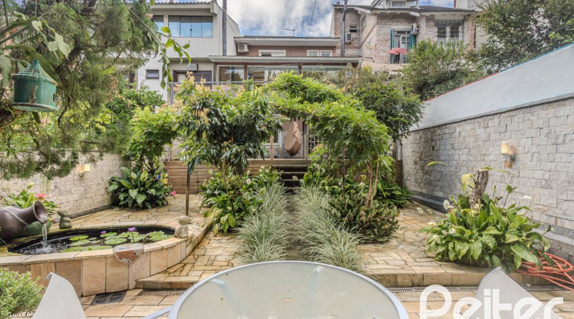 Casa em Condomínio à venda com 259m², 3 dormitórios, 1 suíte, 3 vagas, no bairro Vila Nova em Porto Alegre