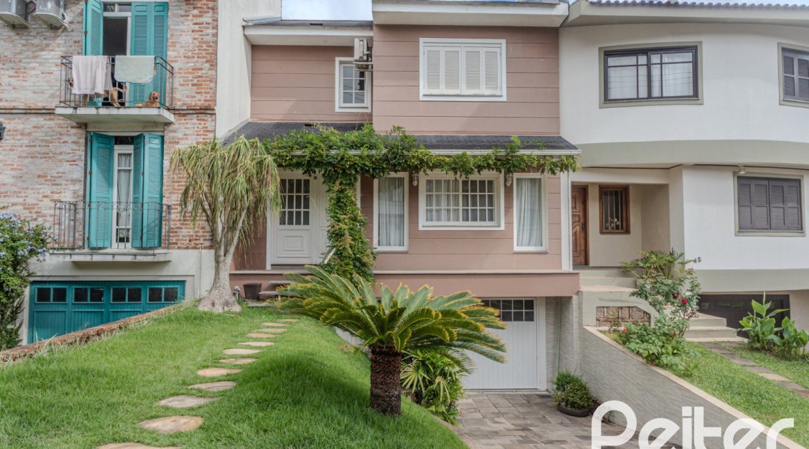 Casa em Condomínio à venda com 259m², 3 dormitórios, 1 suíte, 3 vagas, no bairro Vila Nova em Porto Alegre