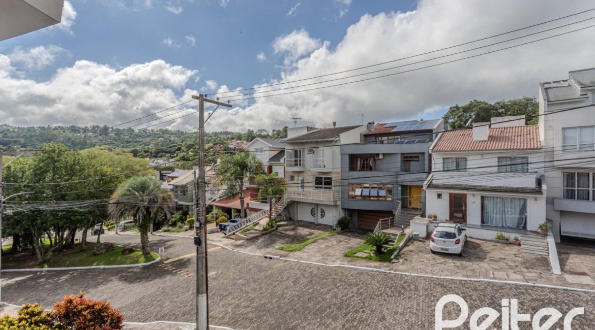 Casa em Condomínio à venda com 259m², 3 dormitórios, 1 suíte, 3 vagas, no bairro Vila Nova em Porto Alegre