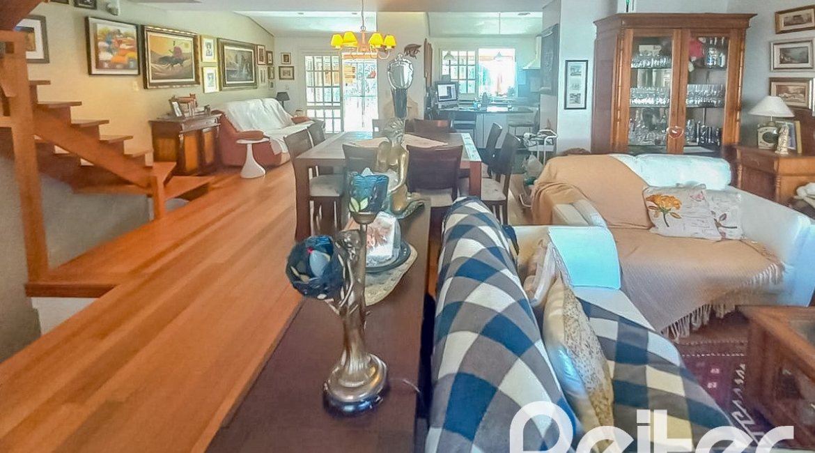 Casa em Condomínio à venda com 259m², 3 dormitórios, 1 suíte, 3 vagas, no bairro Vila Nova em Porto Alegre