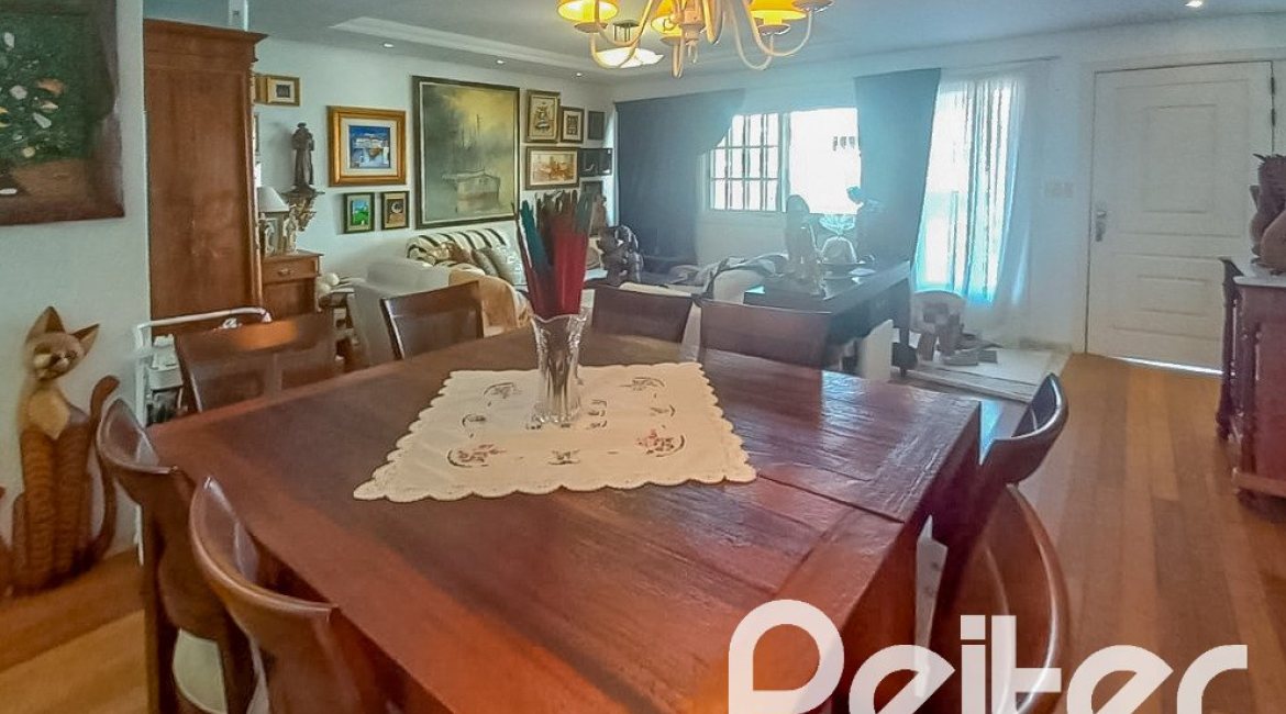 Casa em Condomínio à venda com 259m², 3 dormitórios, 1 suíte, 3 vagas, no bairro Vila Nova em Porto Alegre