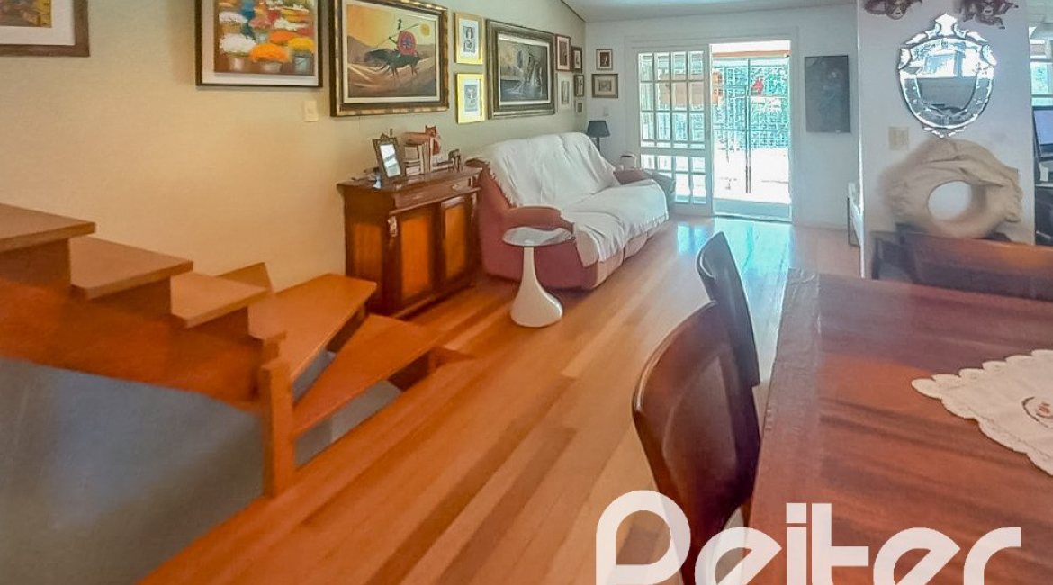 Casa em Condomínio à venda com 259m², 3 dormitórios, 1 suíte, 3 vagas, no bairro Vila Nova em Porto Alegre