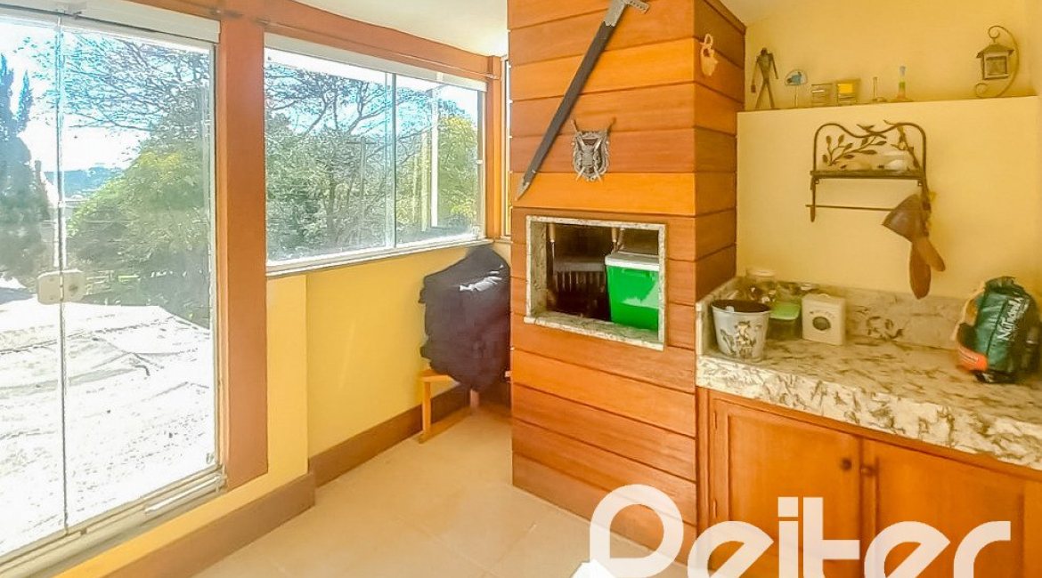 Casa em Condomínio à venda com 259m², 3 dormitórios, 1 suíte, 3 vagas, no bairro Vila Nova em Porto Alegre