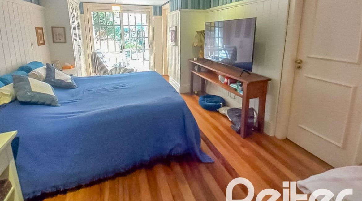 Casa em Condomínio à venda com 259m², 3 dormitórios, 1 suíte, 3 vagas, no bairro Vila Nova em Porto Alegre