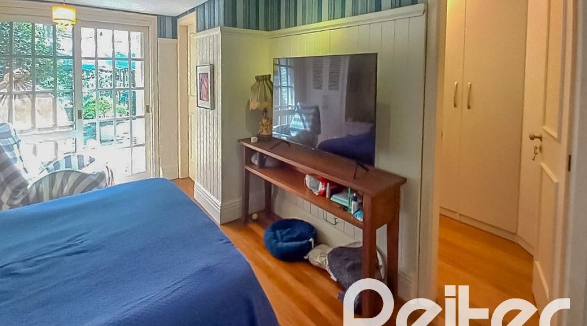 Casa em Condomínio à venda com 259m², 3 dormitórios, 1 suíte, 3 vagas, no bairro Vila Nova em Porto Alegre