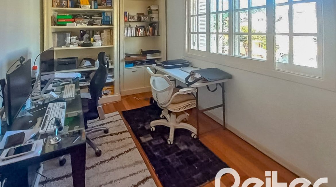 Casa em Condomínio à venda com 259m², 3 dormitórios, 1 suíte, 3 vagas, no bairro Vila Nova em Porto Alegre