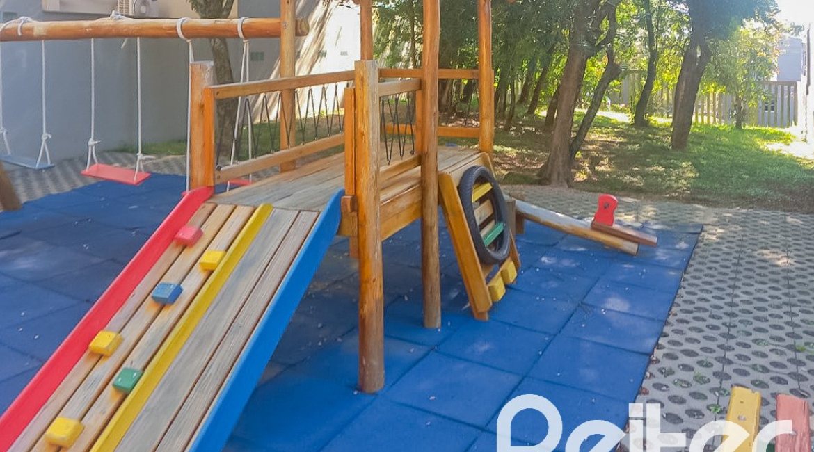 Casa em Condomínio à venda com 259m², 3 dormitórios, 1 suíte, 3 vagas, no bairro Vila Nova em Porto Alegre