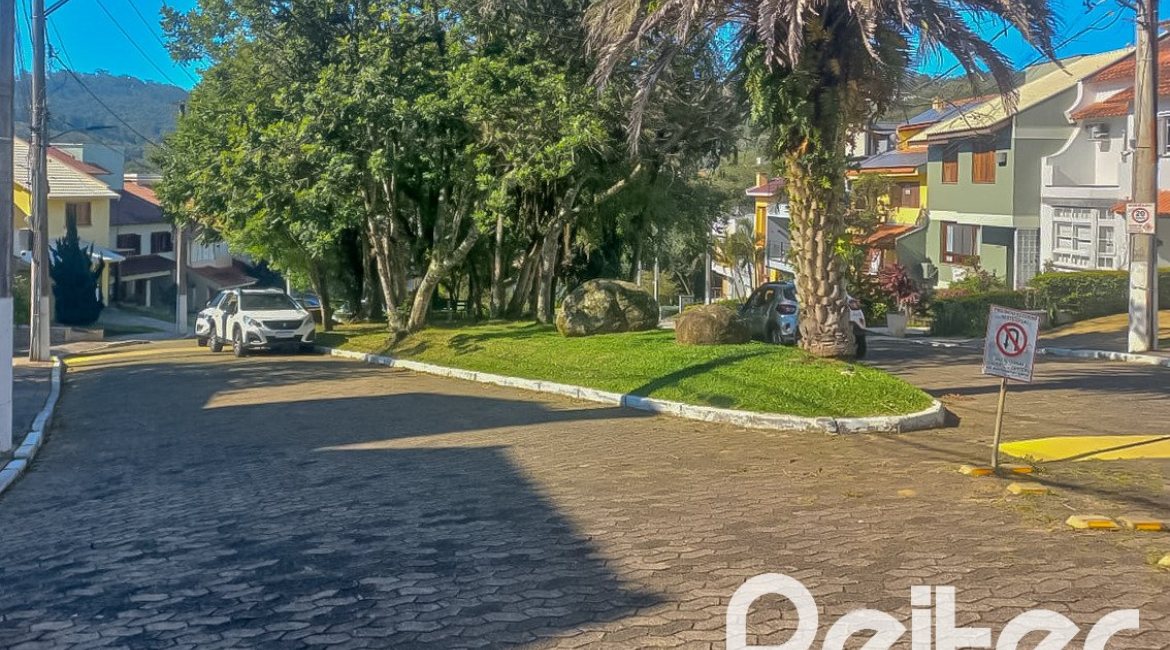 Casa em Condomínio à venda com 259m², 3 dormitórios, 1 suíte, 3 vagas, no bairro Vila Nova em Porto Alegre