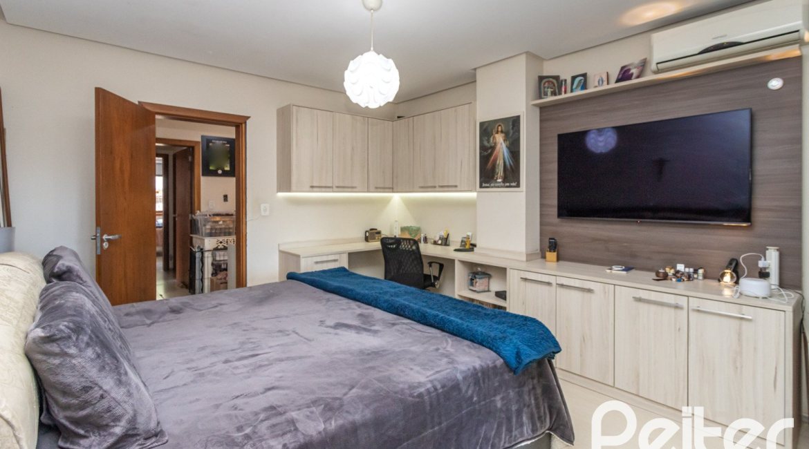 Casa à venda com 237m², 3 dormitórios, 1 suíte, 4 vagas, no bairro Vila Assunção em Porto Alegre