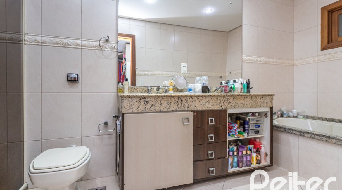 Casa à venda com 237m², 3 dormitórios, 1 suíte, 4 vagas, no bairro Vila Assunção em Porto Alegre